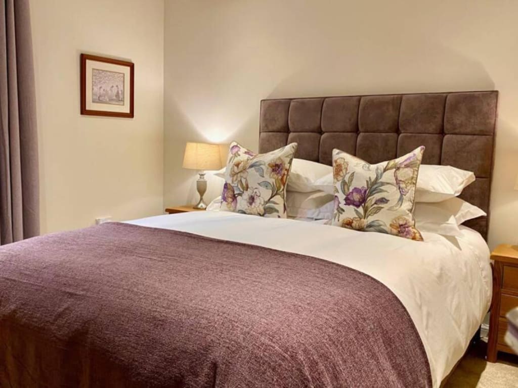 Beautiful 2 Bedroom, 2 Bathroom Flat with Parking.